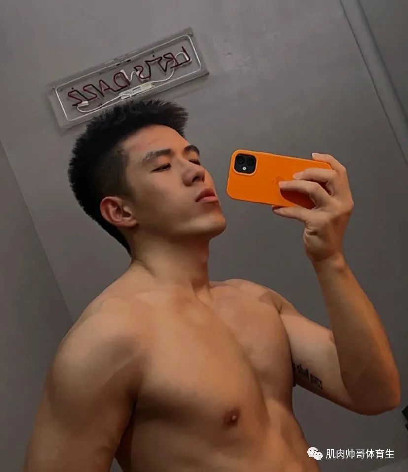 肌肉爷们，五官帅气的型男一枚
