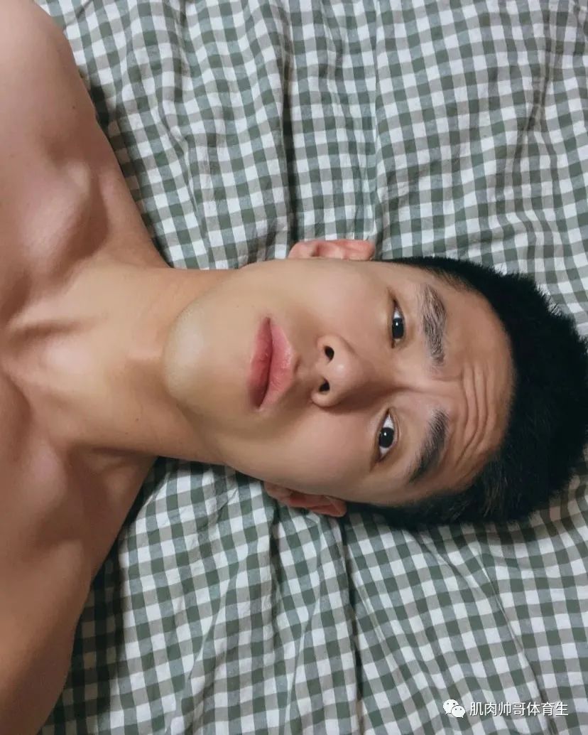 肌肉爷们，五官帅气的型男一枚