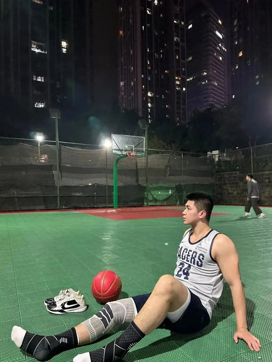 182cm 的超壮肌肉男身材炸了，打篮球更帅！