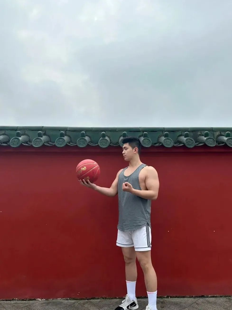 182cm 的超壮肌肉男身材炸了，打篮球更帅！