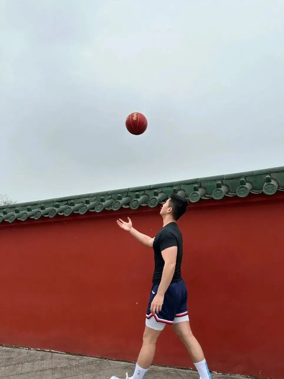 182cm 的超壮肌肉男身材炸了，打篮球更帅！