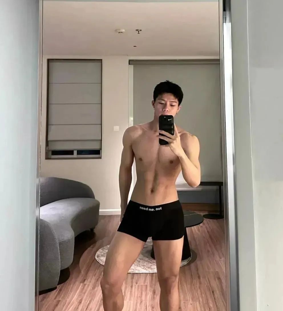 体育生住酒店私照曝光，值 5000？