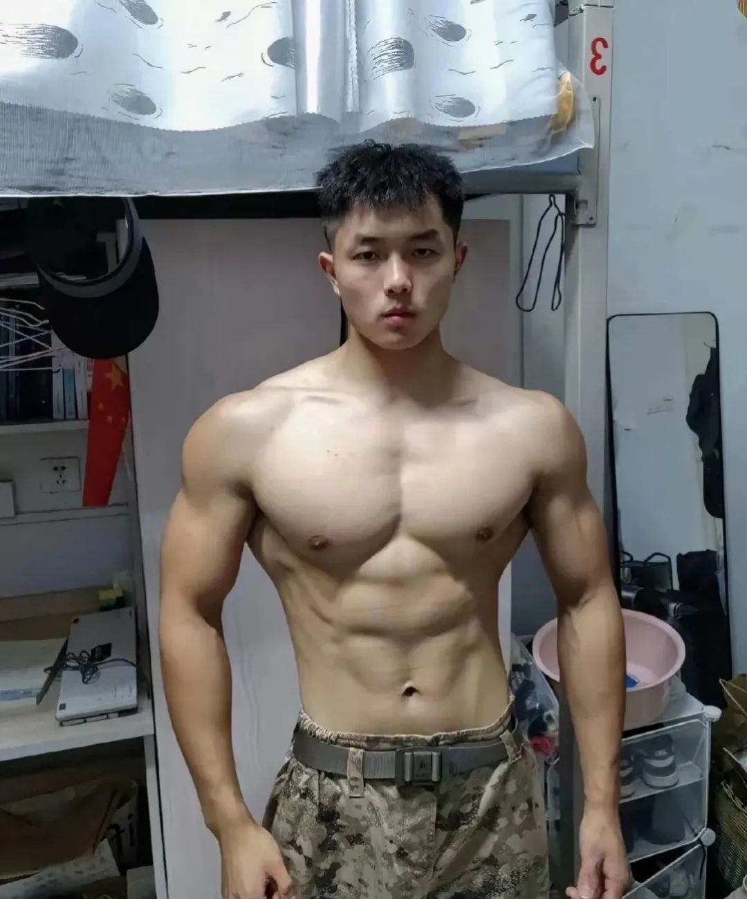 迷彩肌肉健身教练，一身白嫩肌肉太硬朗