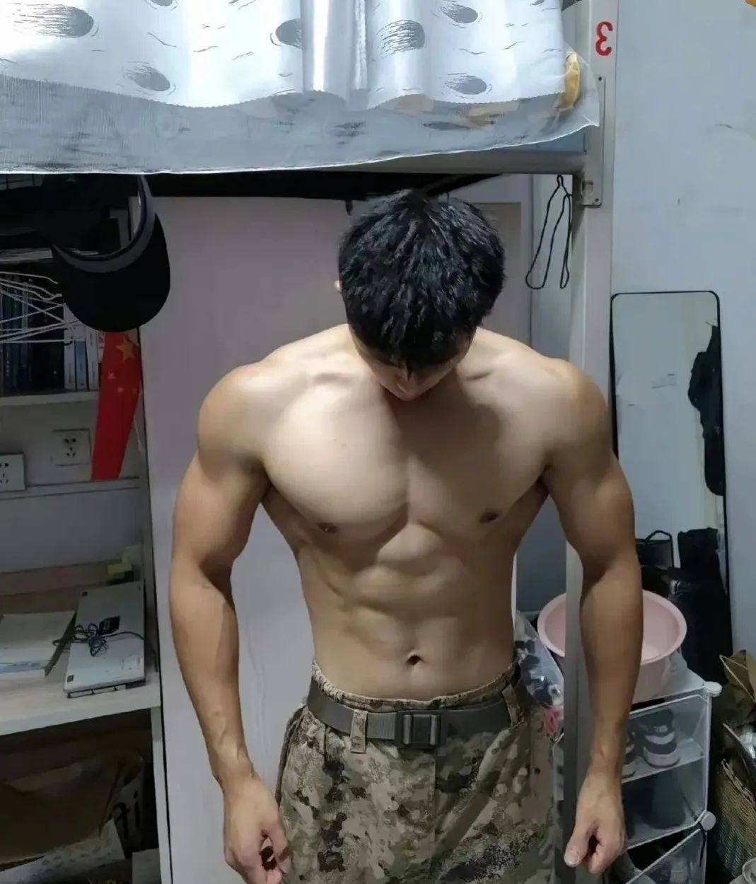 迷彩肌肉健身教练，一身白嫩肌肉太硬朗