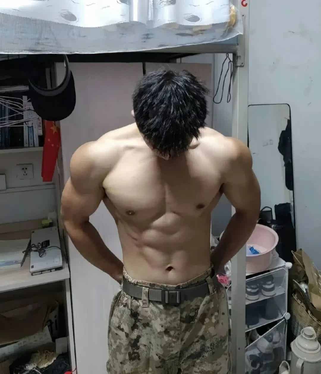 迷彩肌肉健身教练，一身白嫩肌肉太硬朗