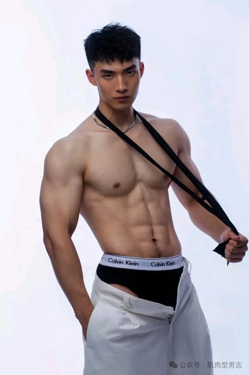 这组写真火了！模特小哥也找到了！