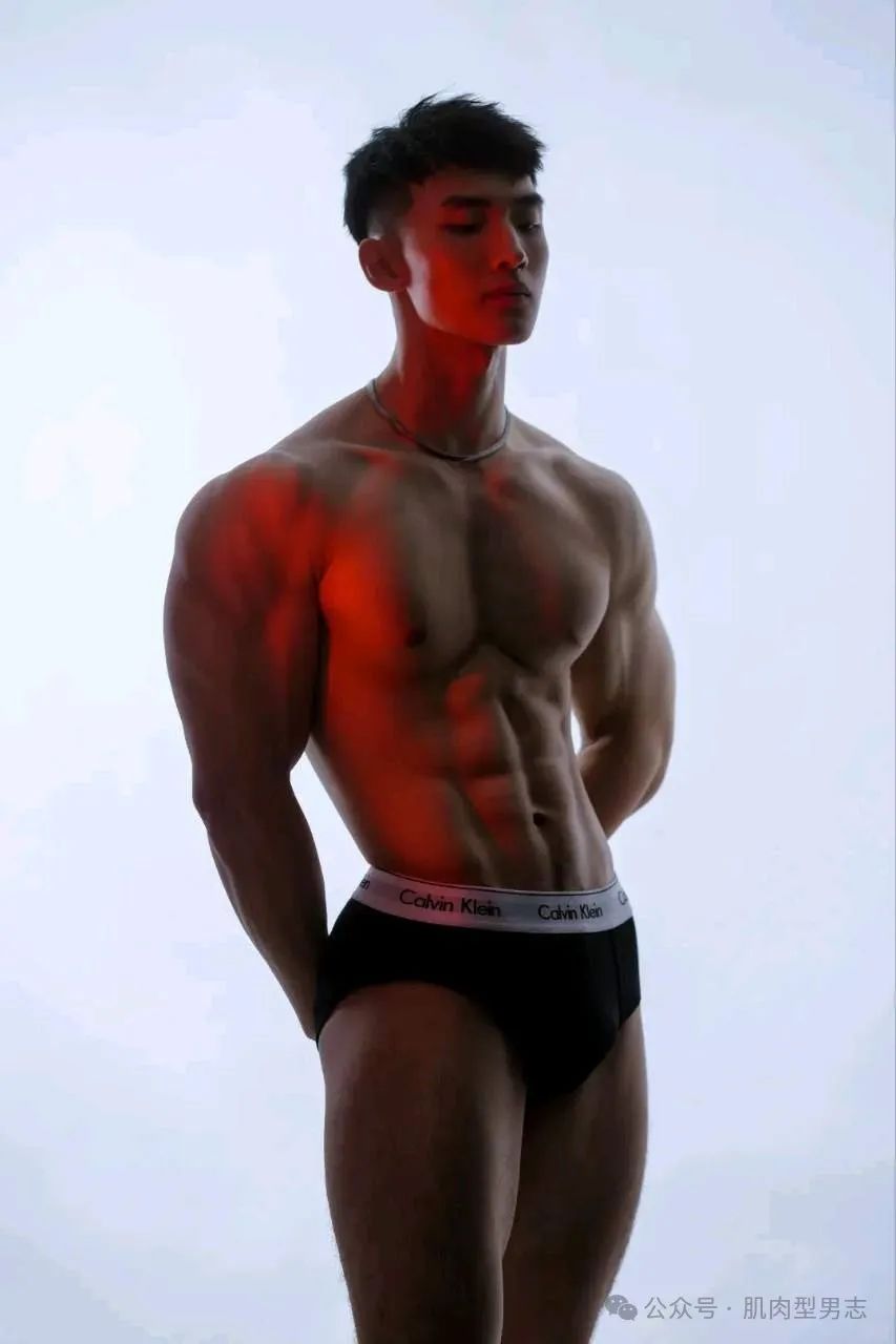 这组写真火了！模特小哥也找到了！