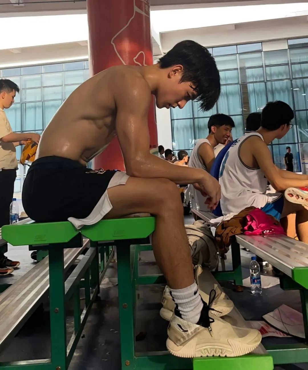 篮球体育生走红，运动少年感十足