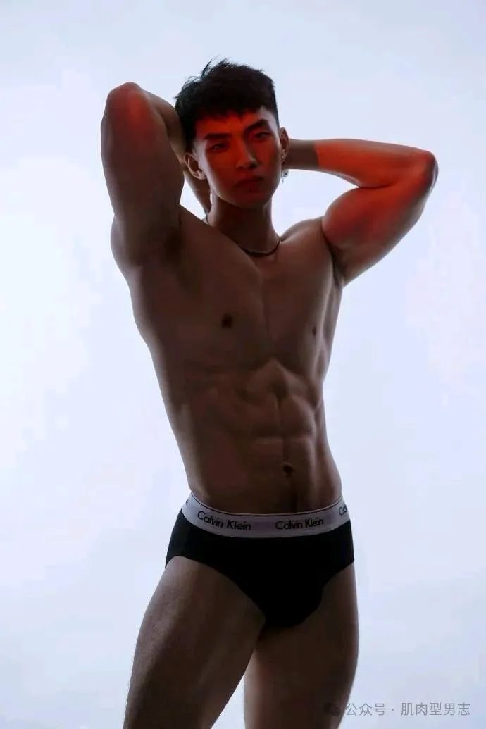 这组写真火了！模特小哥也找到了！