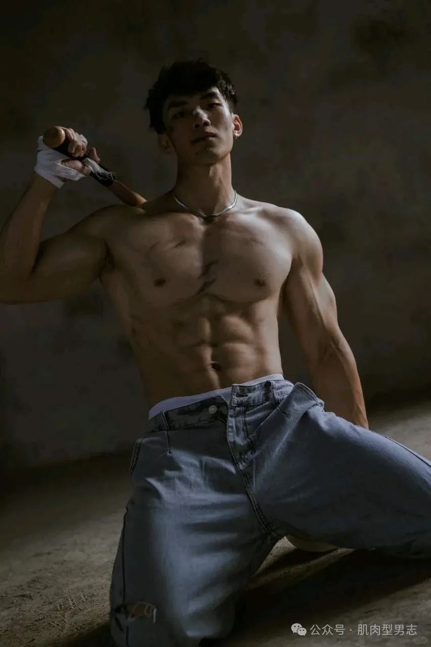 这组写真火了！模特小哥也找到了！