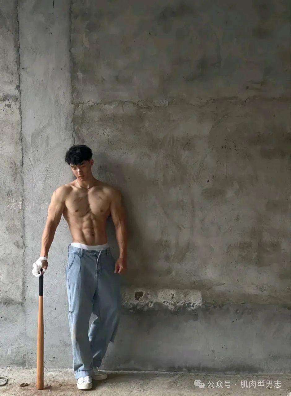这组写真火了！模特小哥也找到了！