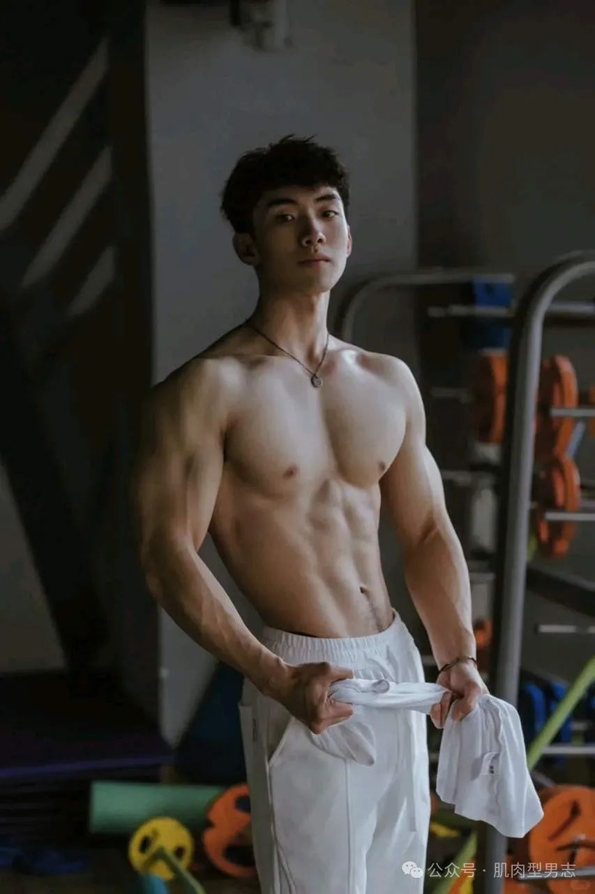这组写真火了！模特小哥也找到了！