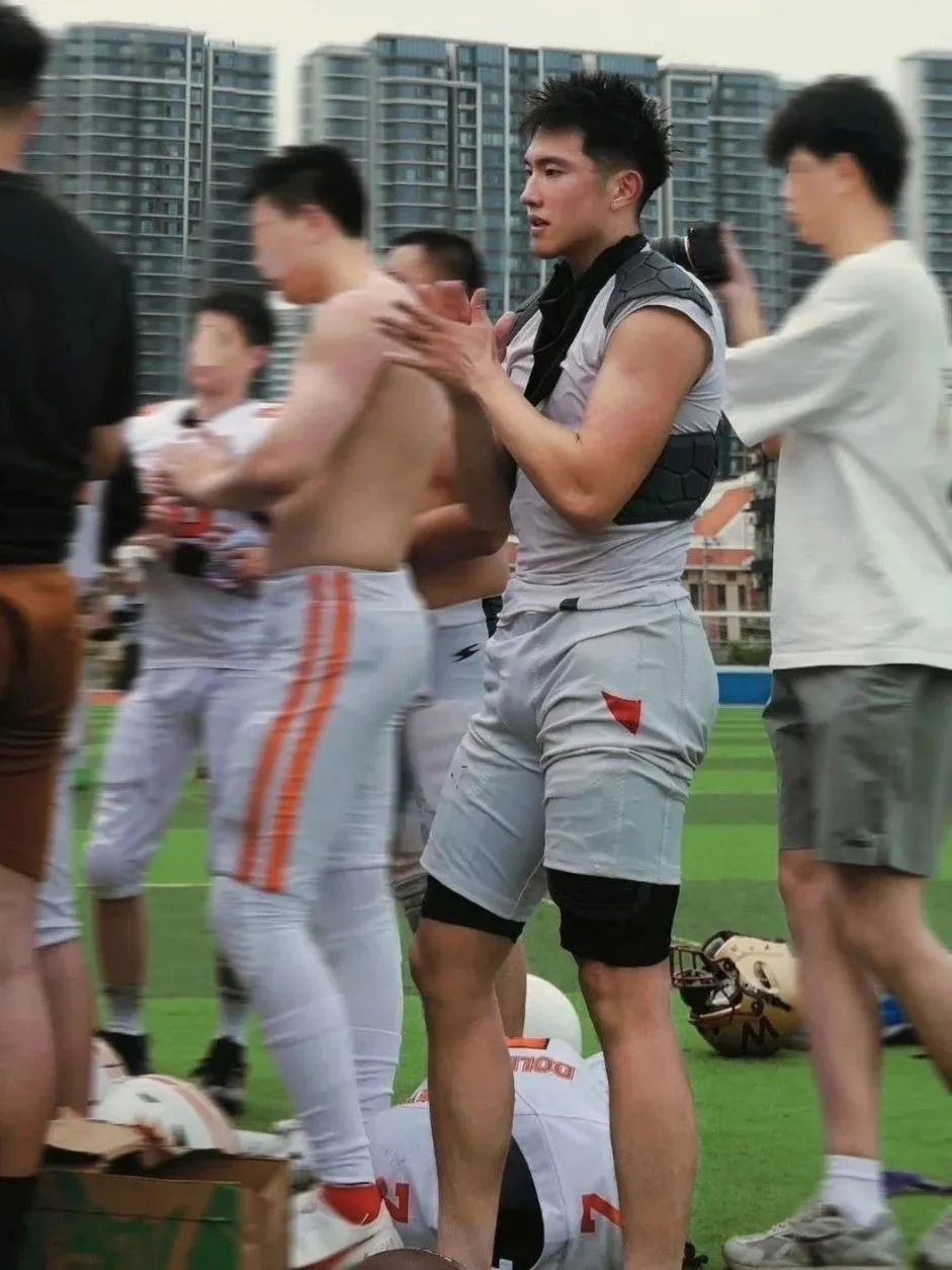 强劲体育生火了，灰裤子一览无余