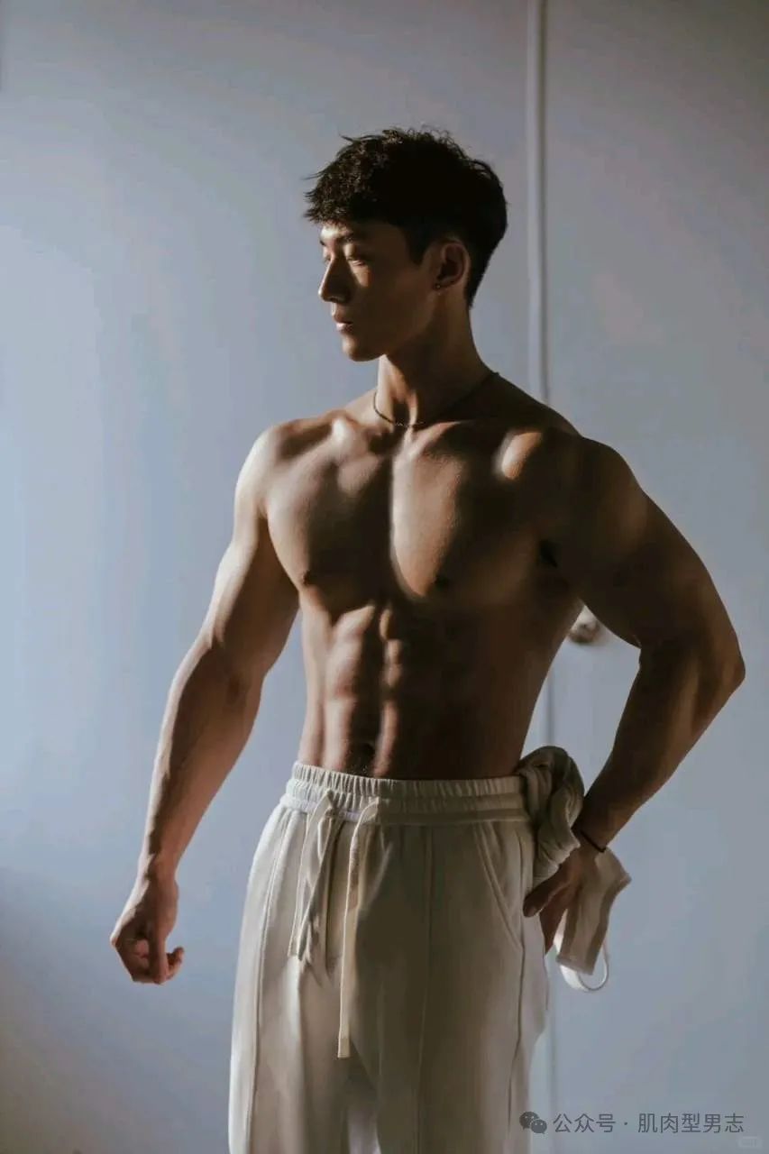这组写真火了！模特小哥也找到了！