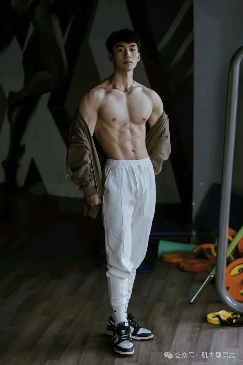 这组写真火了！模特小哥也找到了！