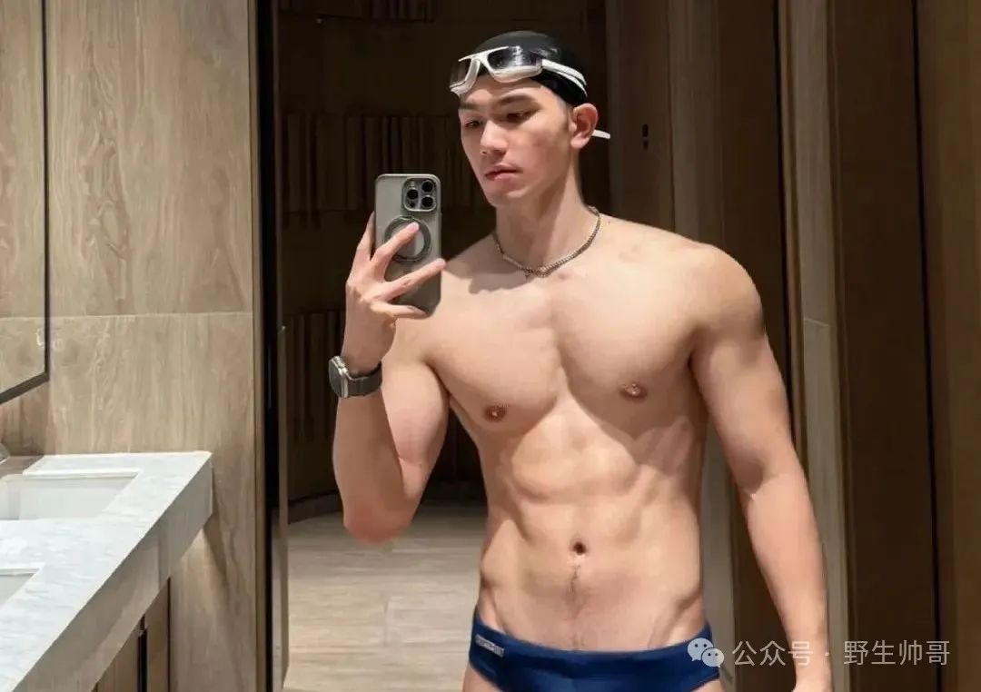 马老师硬控大长腿穿白内裤太凸显啦，挡不住啦！