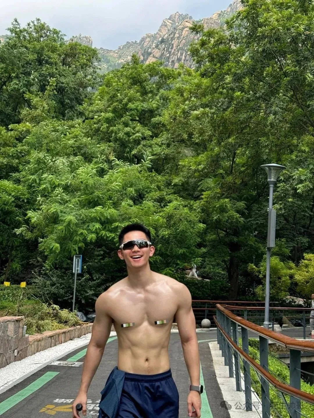 马老师硬控大长腿穿白内裤太凸显啦，挡不住啦！