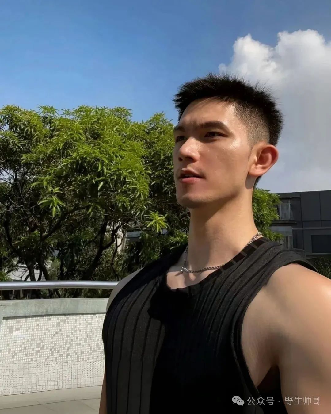 马老师硬控大长腿穿白内裤太凸显啦，挡不住啦！