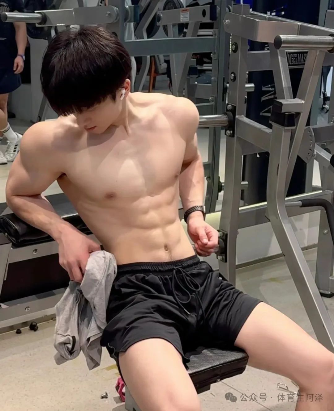 宽肩翘臀的腹肌小狼狗，健身房男的眼睛都看直了.....