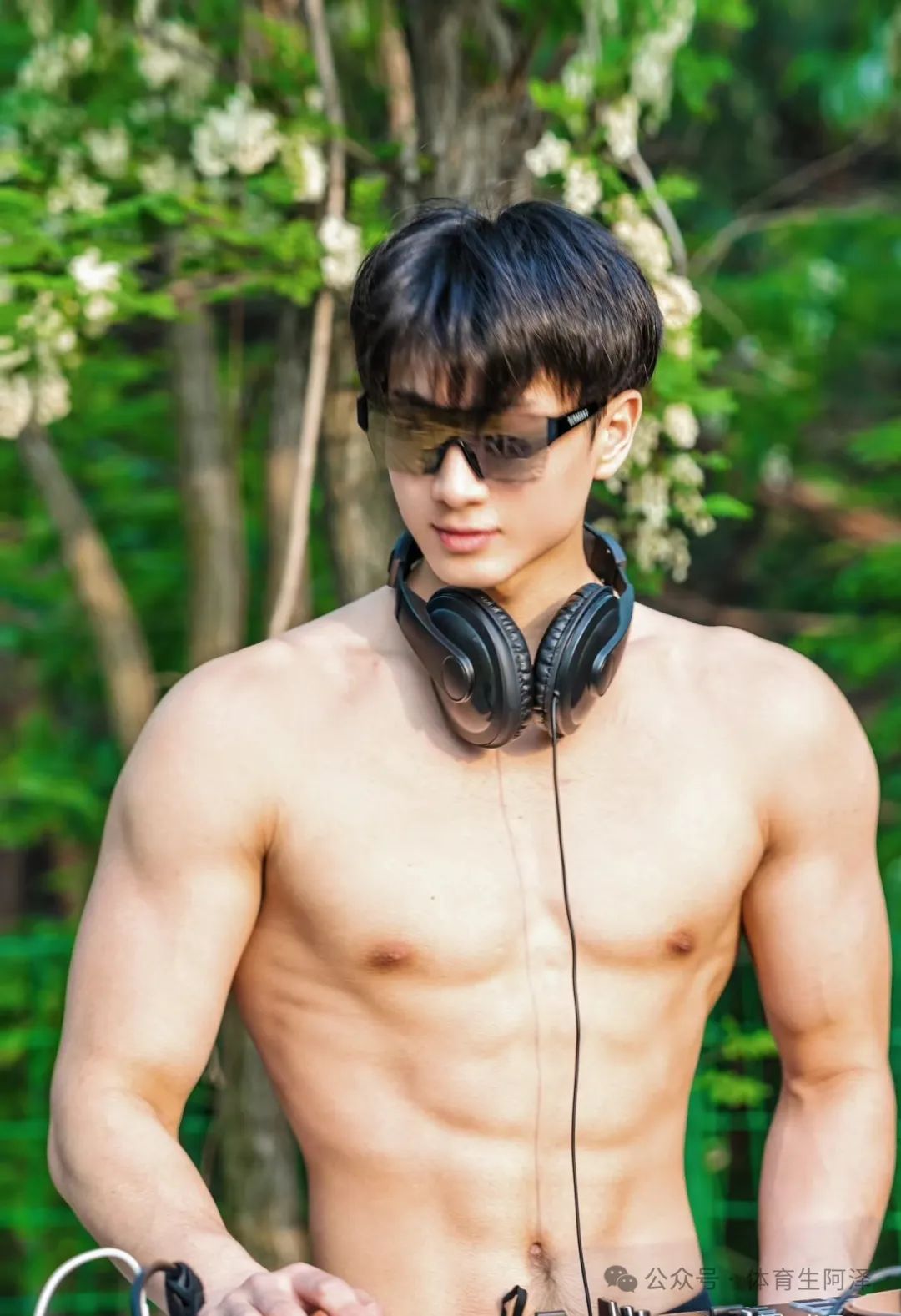 宽肩翘臀的腹肌小狼狗，健身房男的眼睛都看直了.....