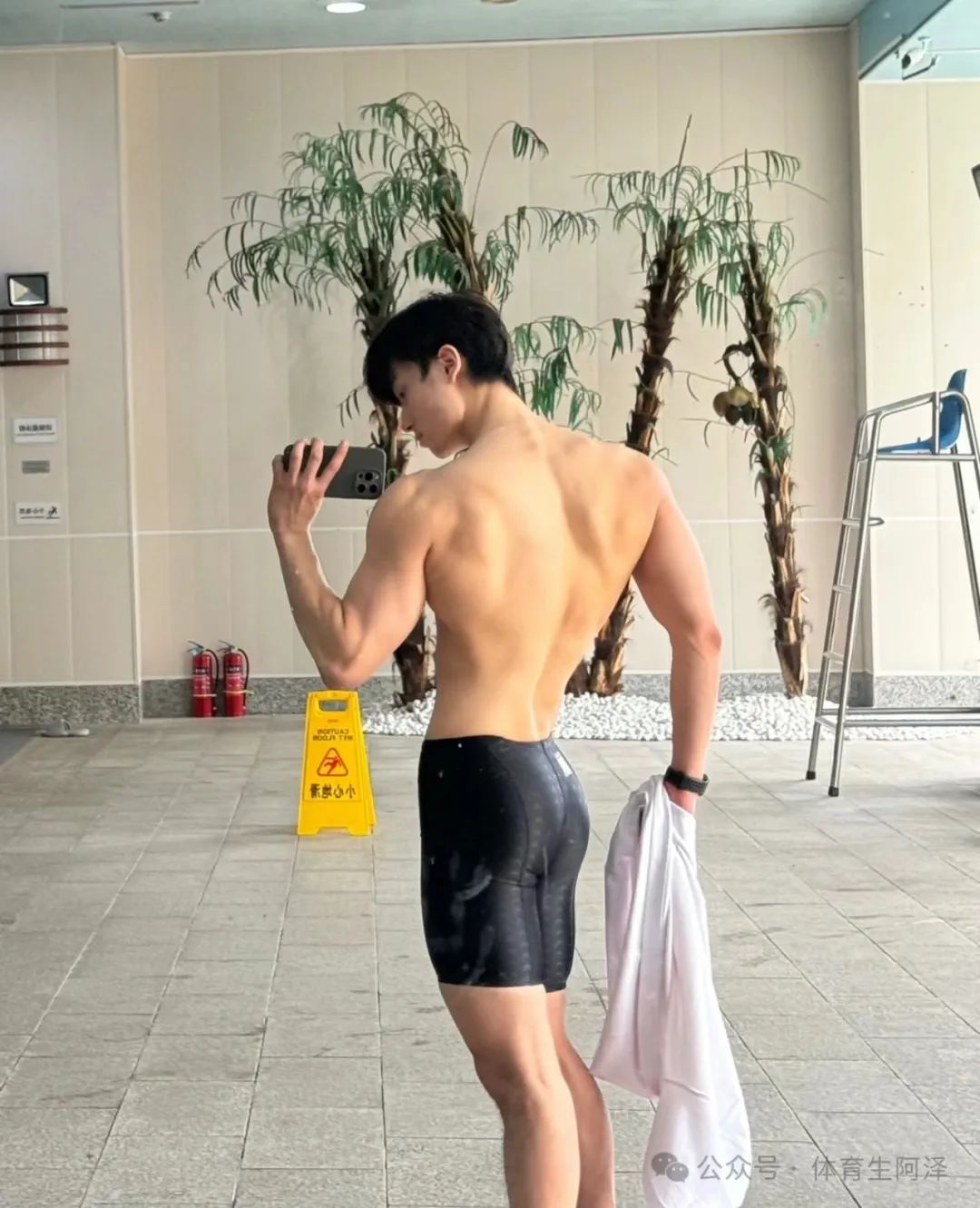 宽肩翘臀的腹肌小狼狗，健身房男的眼睛都看直了.....