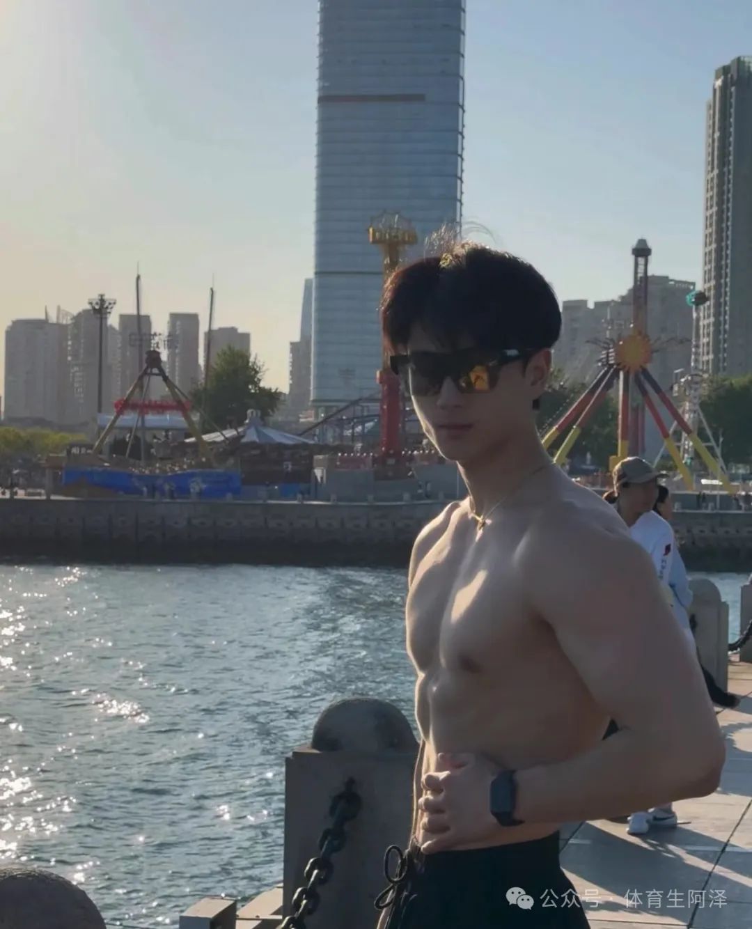 宽肩翘臀的腹肌小狼狗，健身房男的眼睛都看直了.....