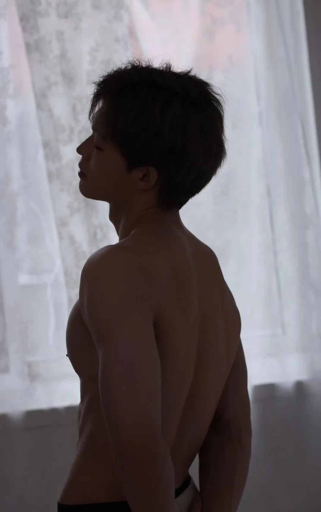 网红开通 x 账号，粉丝狂热追捧：肌肉男菩萨身材太馋人！@0048