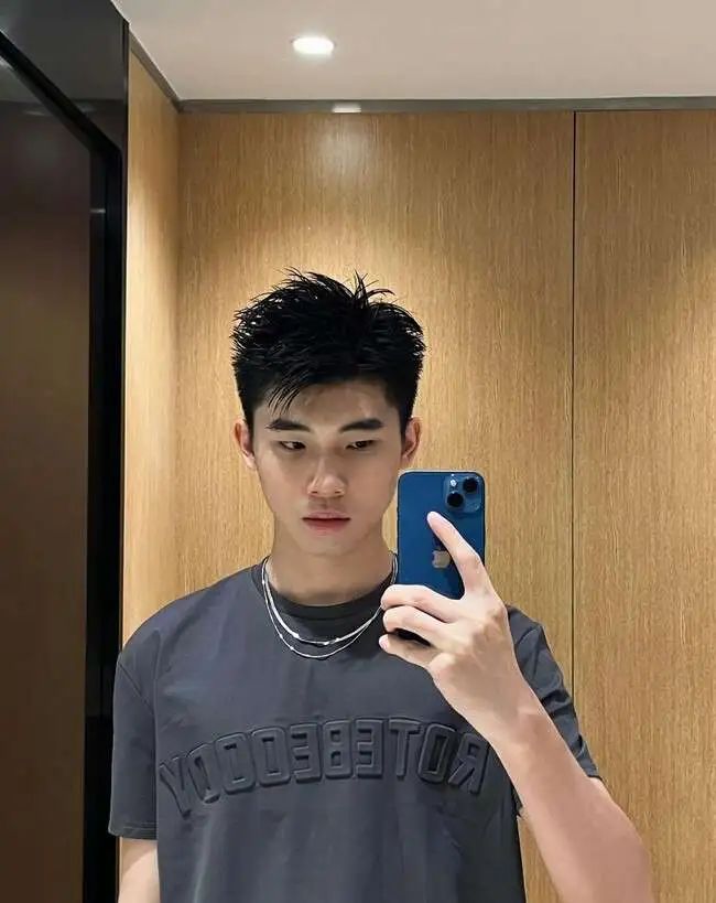腿毛浓密的细狗腹肌小帅哥