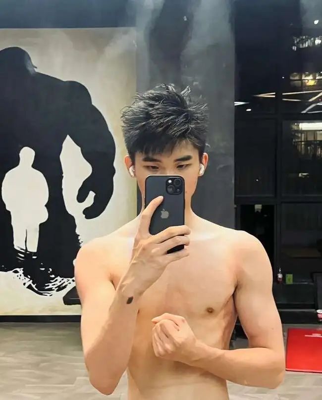 腿毛浓密的细狗腹肌小帅哥