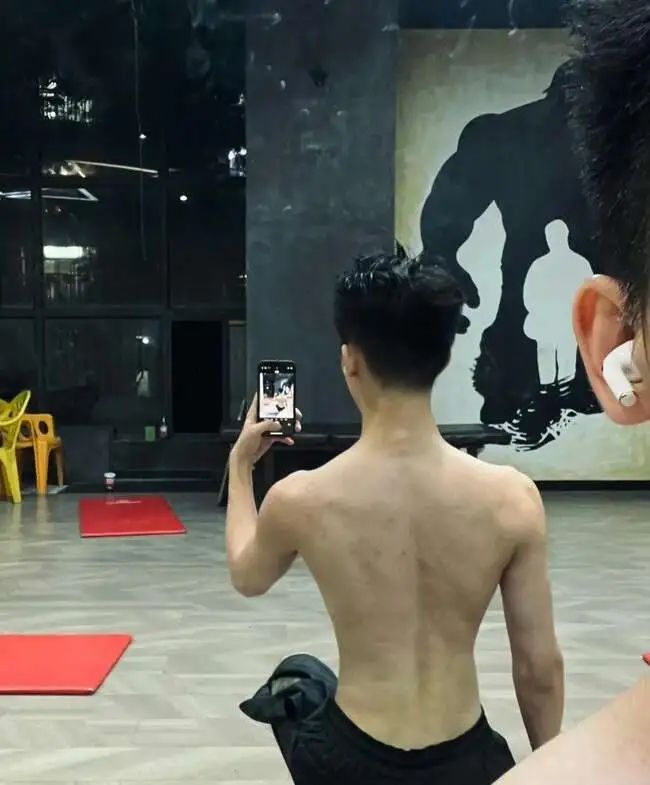 腿毛浓密的细狗腹肌小帅哥