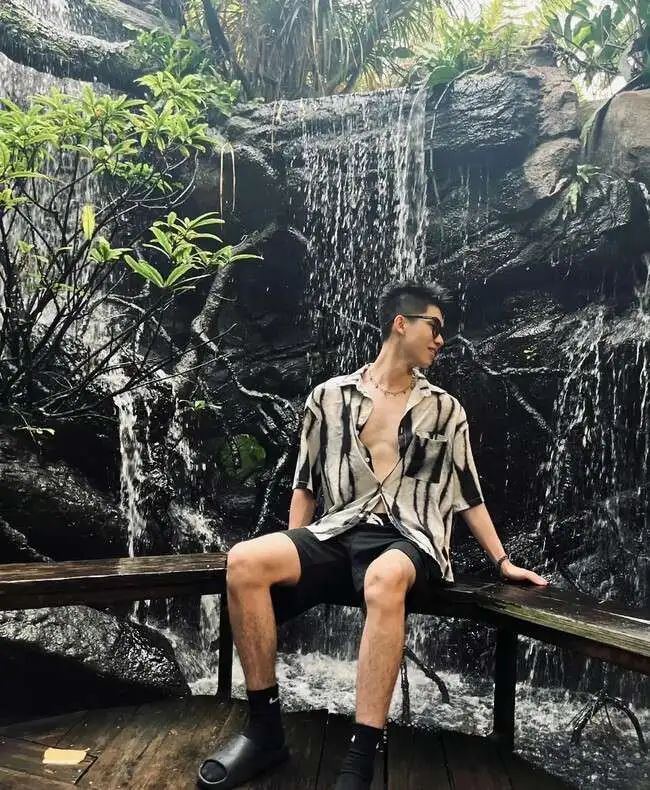 腿毛浓密的细狗腹肌小帅哥
