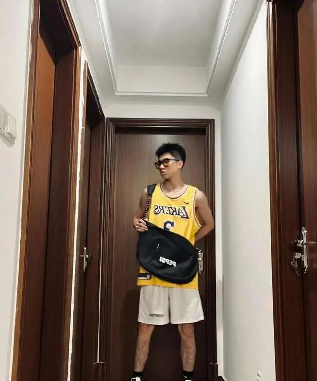 腿毛浓密的细狗腹肌小帅哥