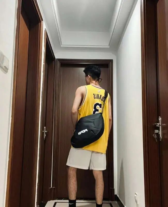腿毛浓密的细狗腹肌小帅哥