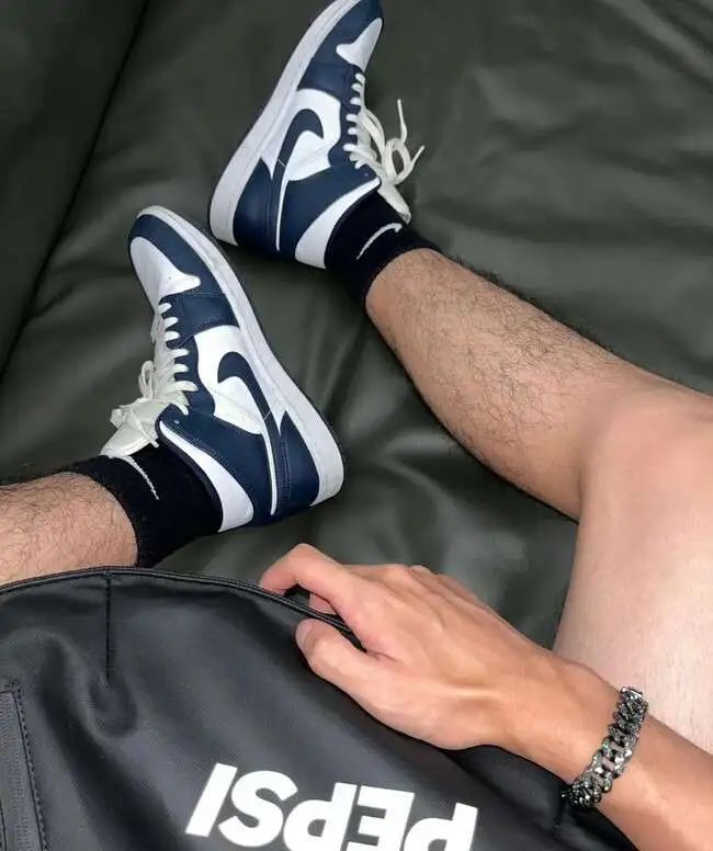 腿毛浓密的细狗腹肌小帅哥