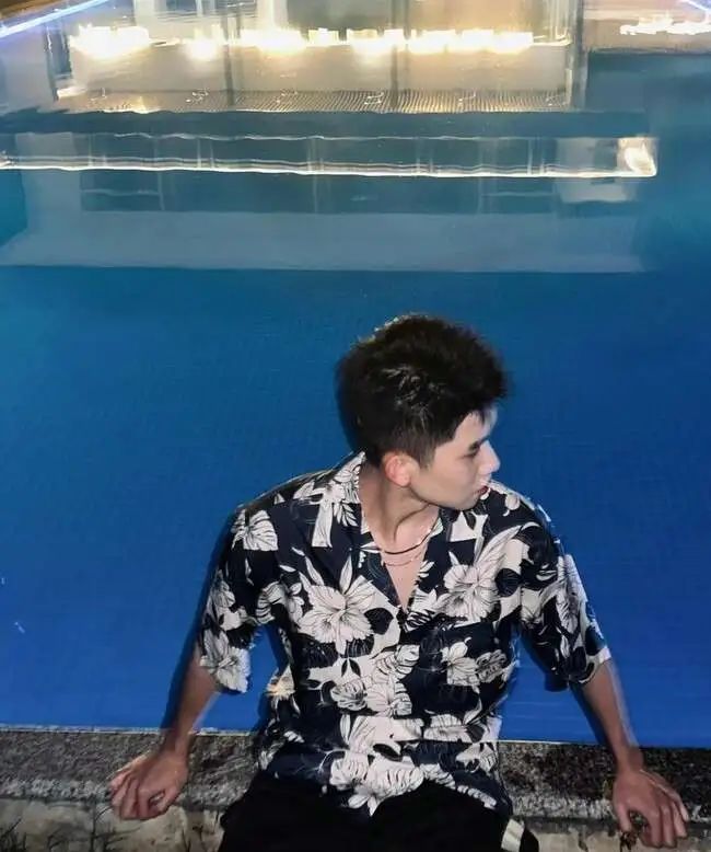 腿毛浓密的细狗腹肌小帅哥