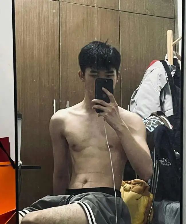 腿毛浓密的细狗腹肌小帅哥