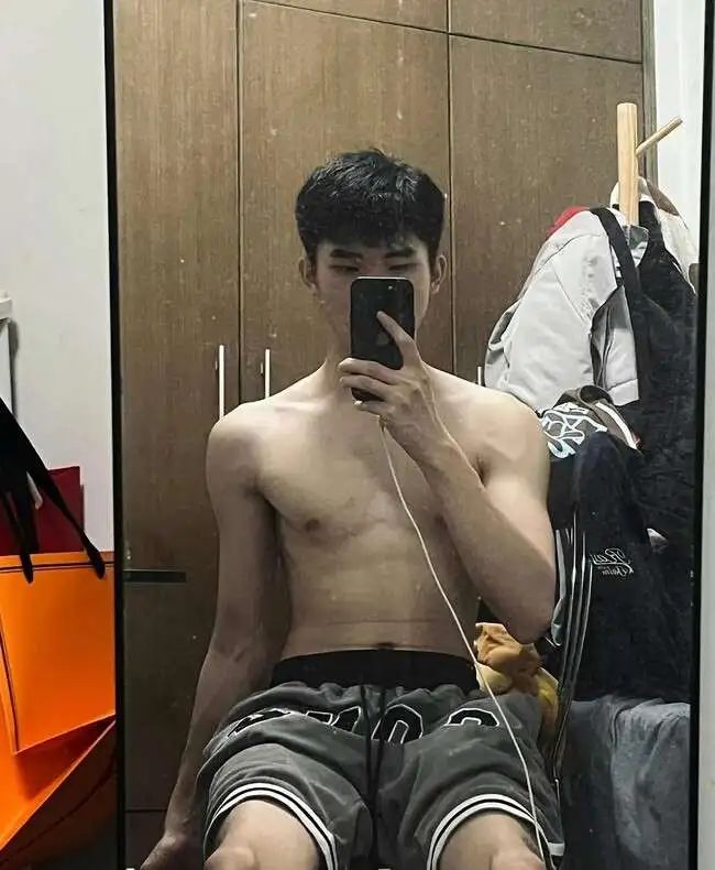 腿毛浓密的细狗腹肌小帅哥