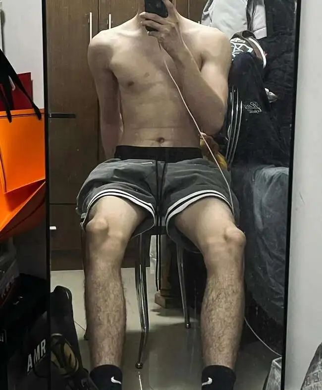 腿毛浓密的细狗腹肌小帅哥