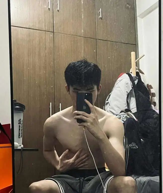 腿毛浓密的细狗腹肌小帅哥