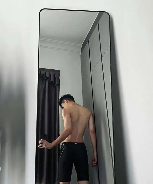 腿毛浓密的细狗腹肌小帅哥