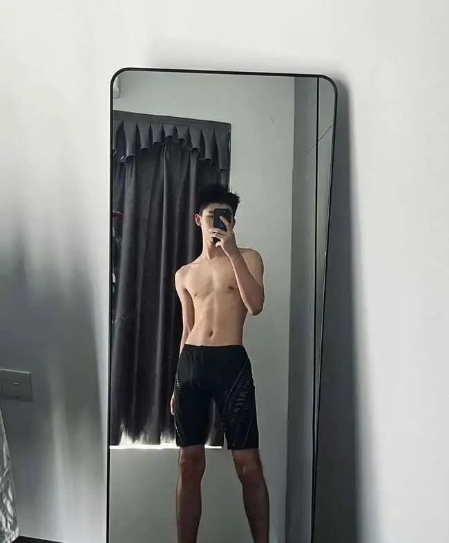 腿毛浓密的细狗腹肌小帅哥