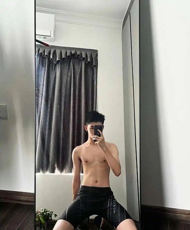 腿毛浓密的细狗腹肌小帅哥