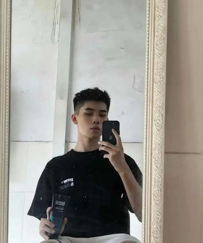 腿毛浓密的细狗腹肌小帅哥