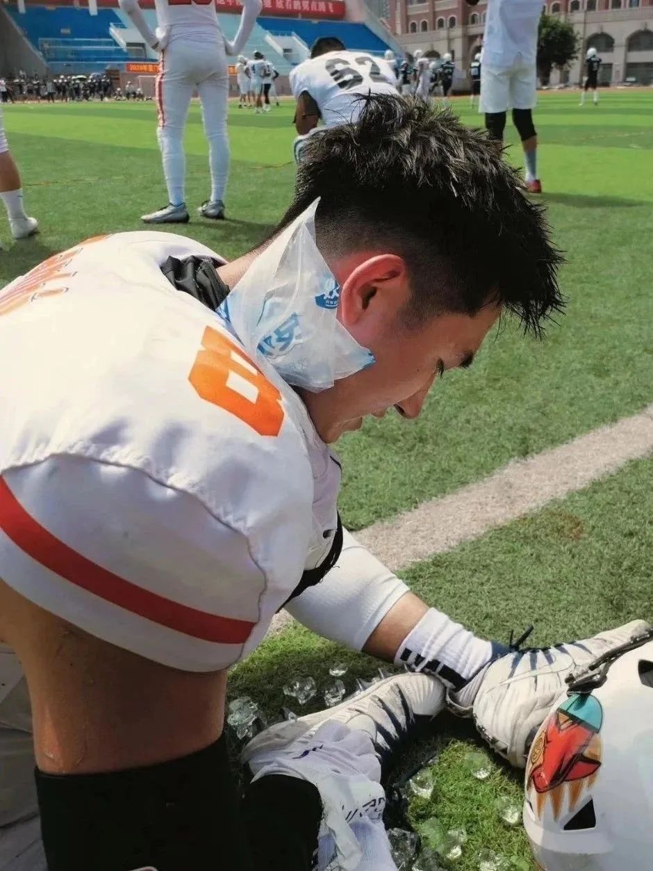 强劲体育生火了，灰裤子一览无余