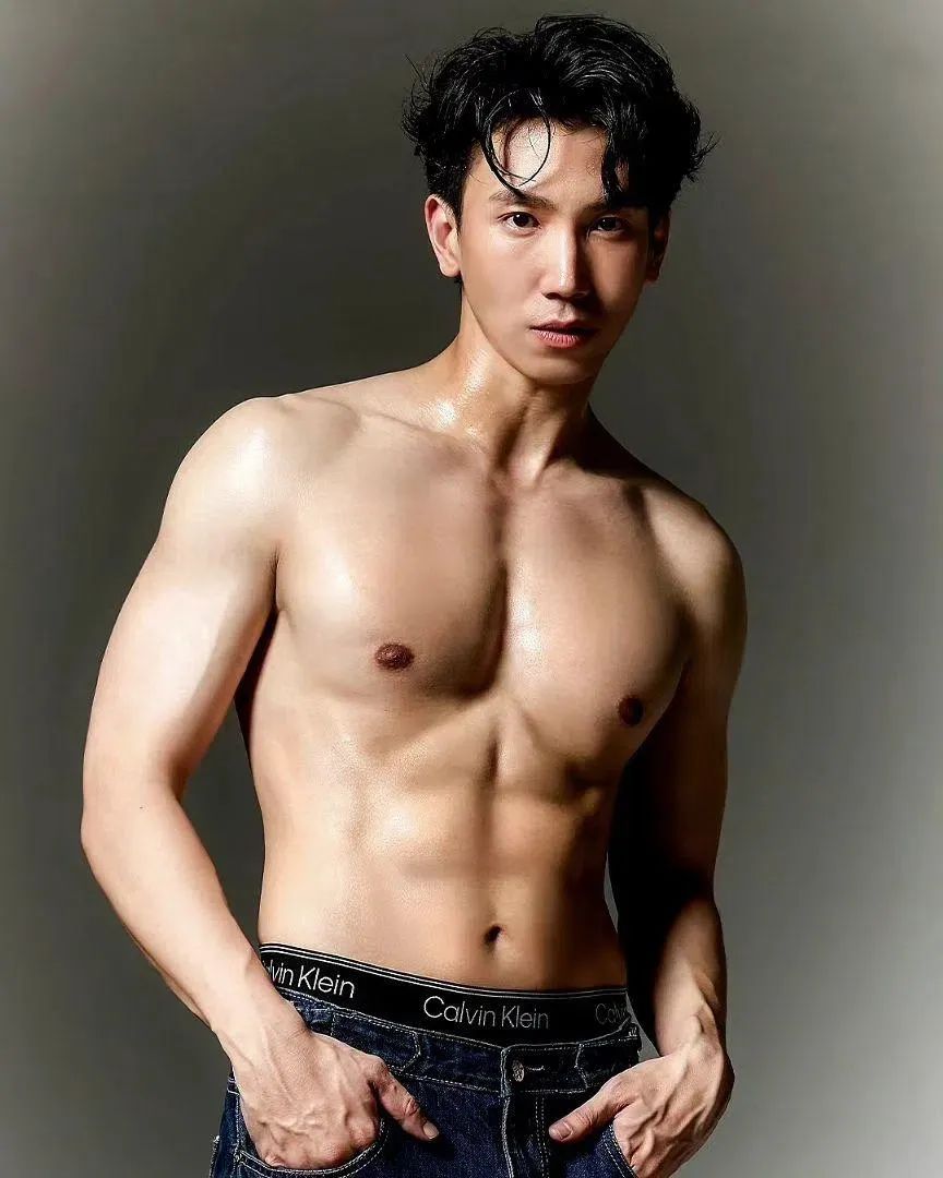 泰国娱乐公司艺人鉴赏，Mos 身材居然不是最好的那个？！