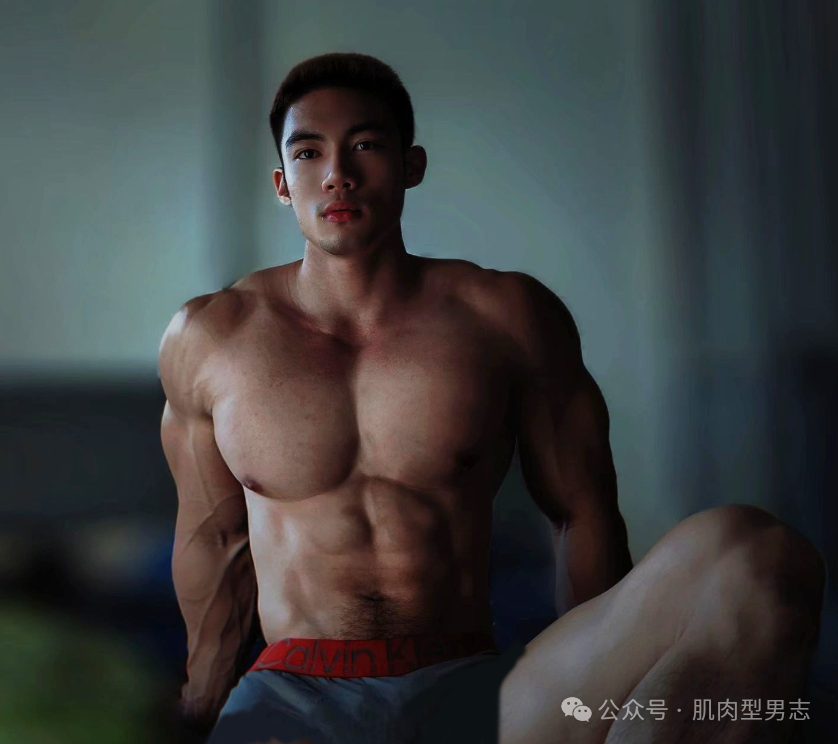 28 岁泰国第一胸王，在沙滩狂秀完美胸和腹肌，穿这样背心意义何在？都成了显眼包了