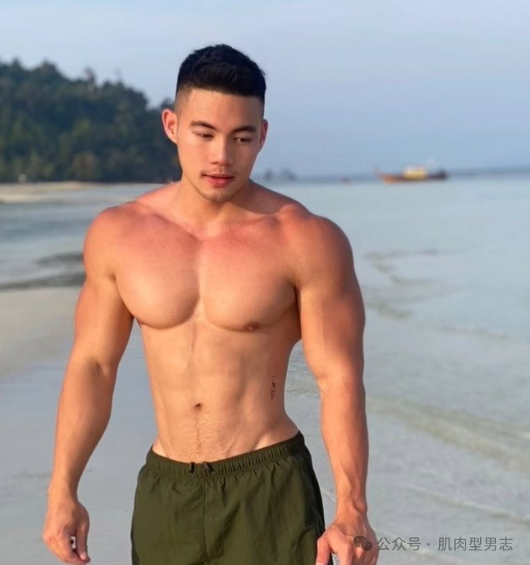 28 岁泰国第一胸王，在沙滩狂秀完美胸和腹肌，穿这样背心意义何在？都成了显眼包了