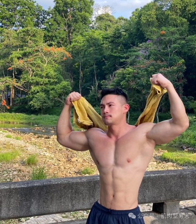 28 岁泰国第一胸王，在沙滩狂秀完美胸和腹肌，穿这样背心意义何在？都成了显眼包了