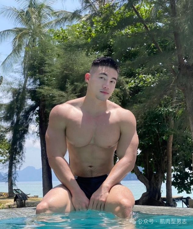 28 岁泰国第一胸王，在沙滩狂秀完美胸和腹肌，穿这样背心意义何在？都成了显眼包了
