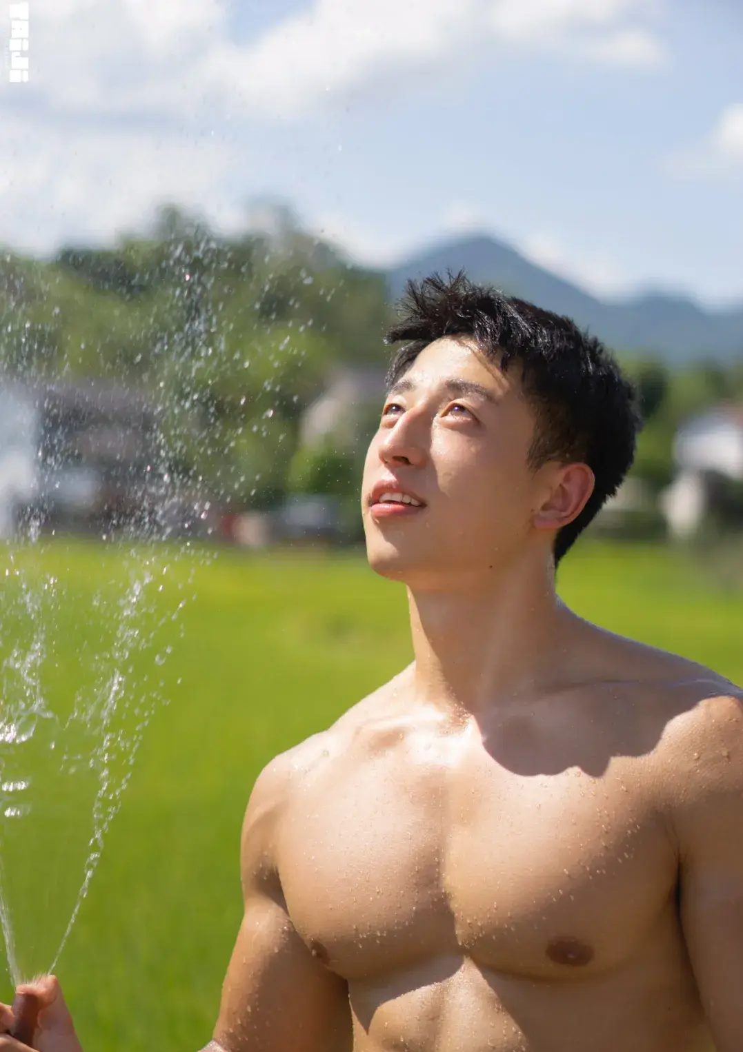 182cm 的田野男神，腹肌湿透了，荷尔蒙爆表 